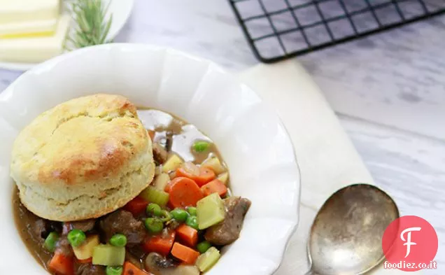 Due patate Manzo e pentola di verdure torta con rosmarino biscotto crosta