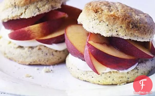 Shortcakes al limone e semi di papavero con pesche