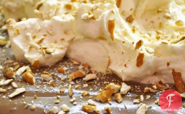 Torta di crema al cioccolato al latte con crosta di pretzel