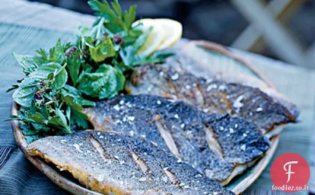 Trota in padella con insalata di erbe fresche