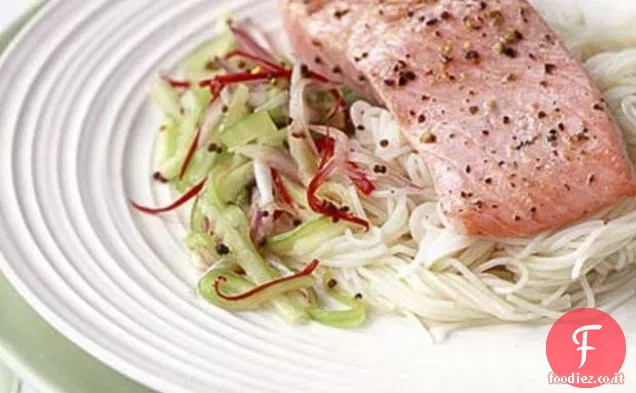 Trota al vapore con cetrioli sottaceto e spaghetti di riso