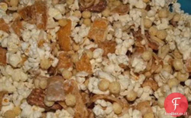 Intruglio di popcorn che schiocca le labbra