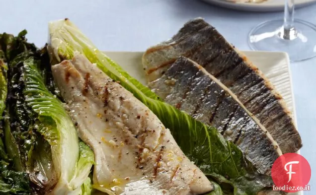 Trota alla griglia con insalata Romaine alla griglia