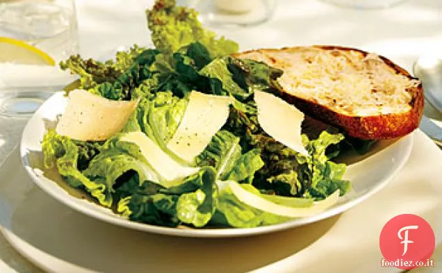 Insalata Caesar a foglia rossa con crostini di parmigiano alla griglia