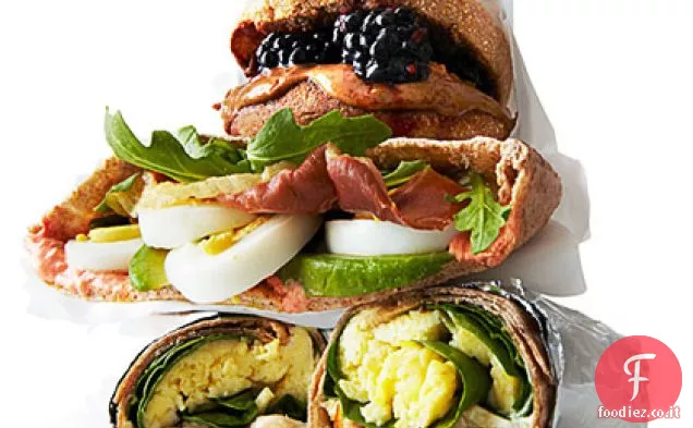 Colazione a base di uova strapazzate e trota affumicata Burritos