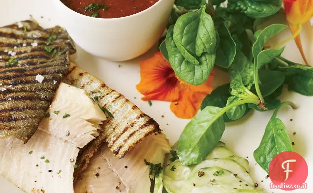 Trota alla griglia con salsa di tomatillo affumicato e insalata di cetrioli