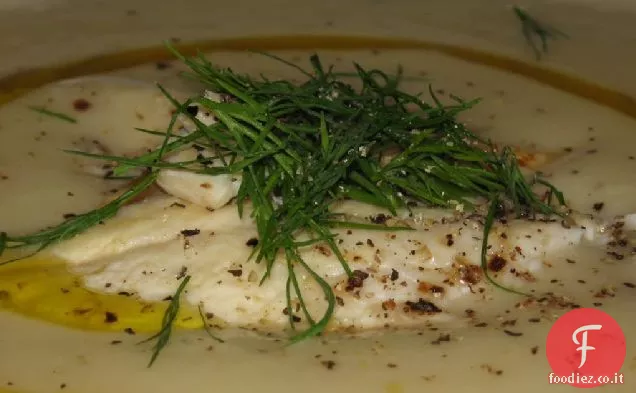 Zuppa di patate refrigerata con trota affumicata