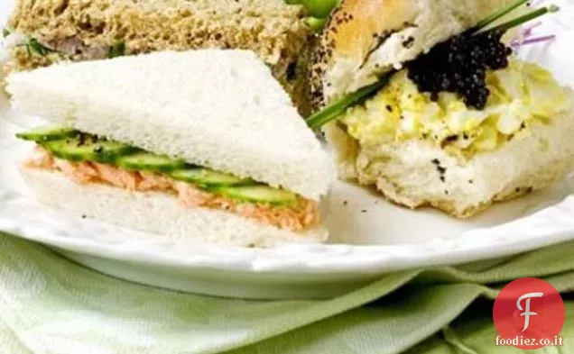Panini al cetriolo, trota affumicata e rafano