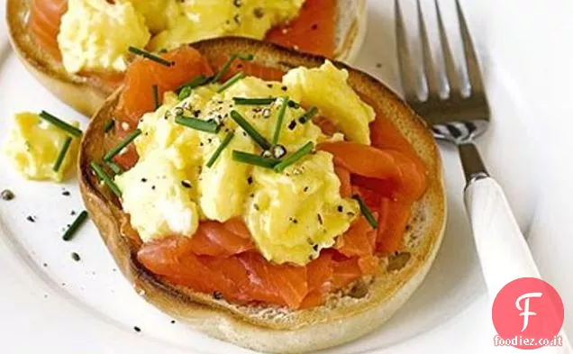 Uova strapazzate, trota affumicata e bagel di erba cipollina