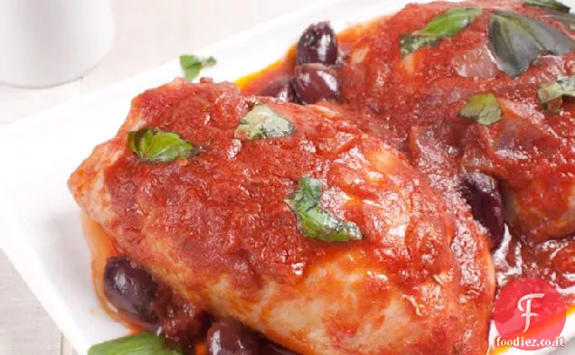 Pollo Mediterraneo con Pomodori, olive e fagioli bianchi alle erbe