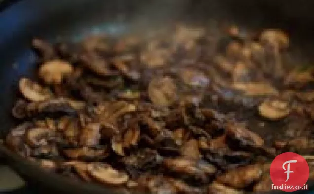 Petti di pollo con salsa di funghi salvia
