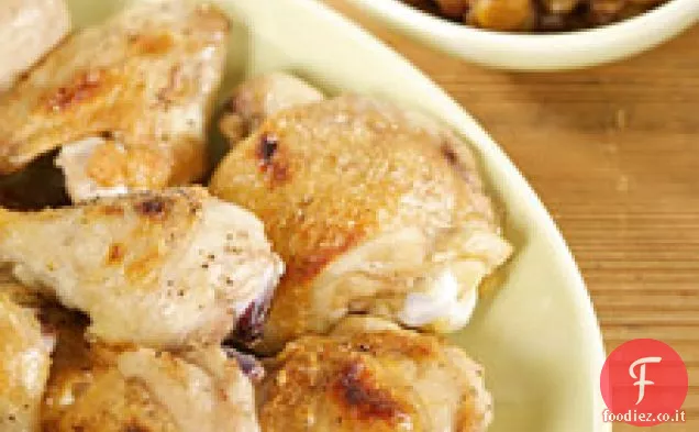 Pollo alla griglia con cipolla e chutney di uva passa dorato