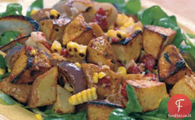 Patate alla griglia, mais e cipolla rossa insalata sopra rucola