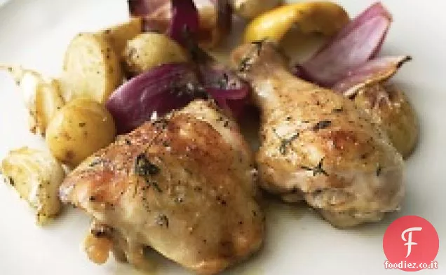 Pollo al forno con cipolle, patate, aglio e timo