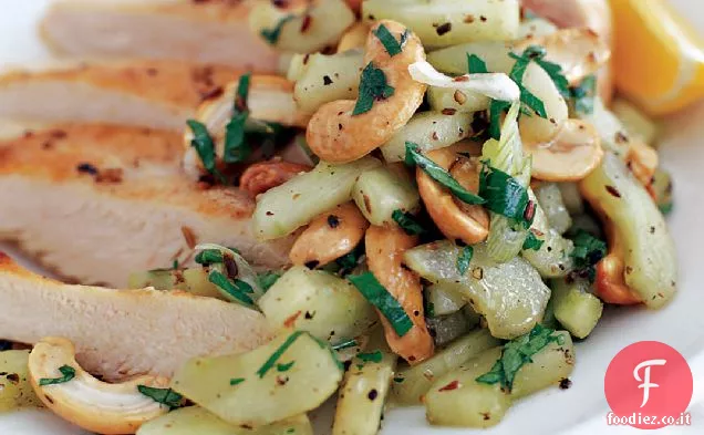 Petti di pollo saltati con insalata di cetrioli