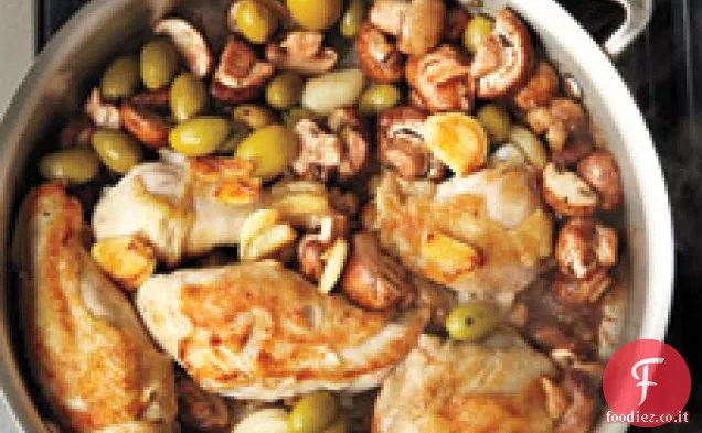 Pollo brasato all'aglio con olive e funghi