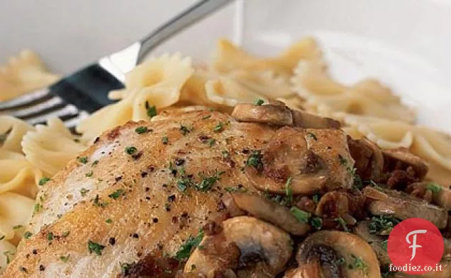 Pollo con salsa di pomodoro e funghi essiccati al sole