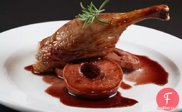 Anatra arrosto intera con mele brasate al vino rosso