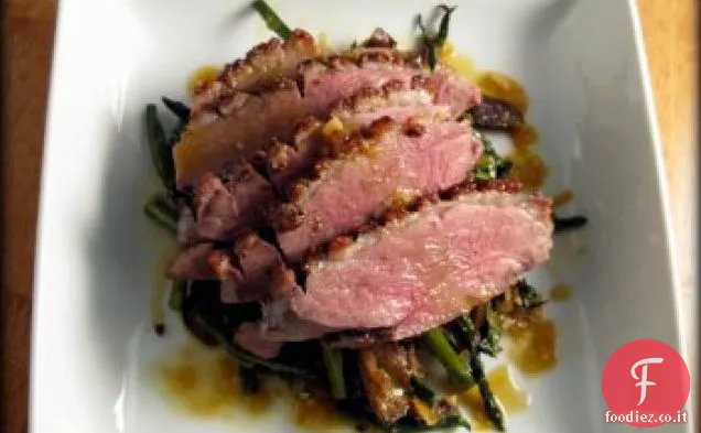 Insalata di verdure arrosto con anatra al mandarino croccante