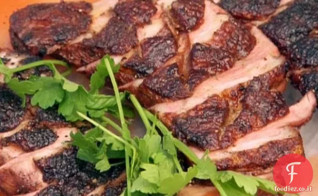 Spice strofinato Petto d'anatra alla griglia con pesca alla griglia e insalata di formaggio di capra