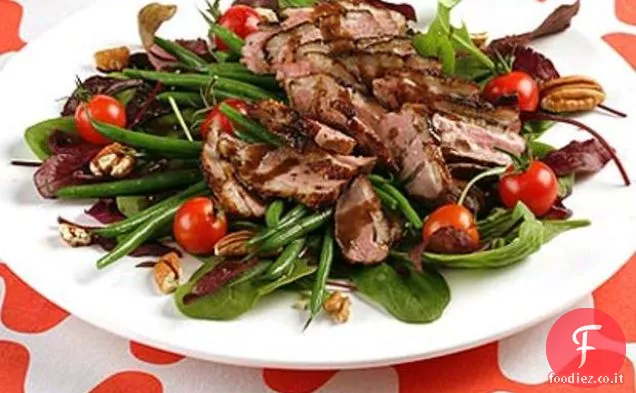 Anatra scottata e insalata di fagioli verdi con noci pecan