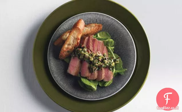 Tonno scottato con Vinaigrette di tapenade alle olive e rucola