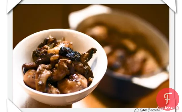 Stufato di patate con olive, funghi, pancetta e cipolle