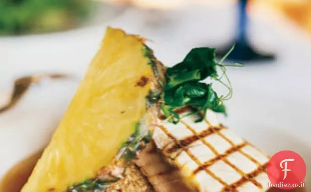 Ahi scottato con riso integrale e brodo di ananas e zenzero