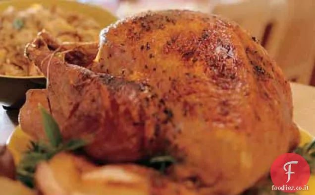 Spice-strofinato tacchino affumicato con arrosto-pera ripieno e sciroppo di mirtillo