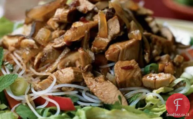 Tacchino tagliuzzato a cinque spezie con insalata di erbe e noodle