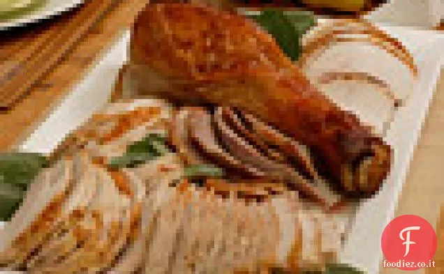 Tacchino di vacanza decostruito con sugo di salvia