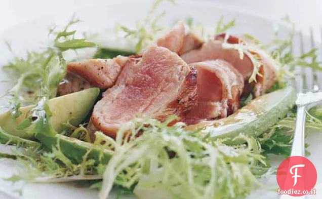 Bistecche di tonno al bacon con frisée e insalata di avocado
