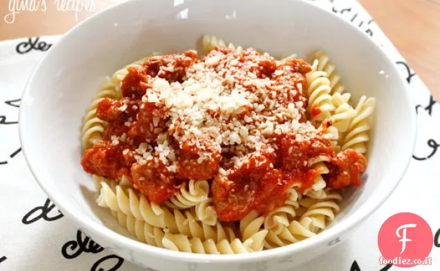 Salsiccia di tacchino e salsa di pomodoro sulla pasta