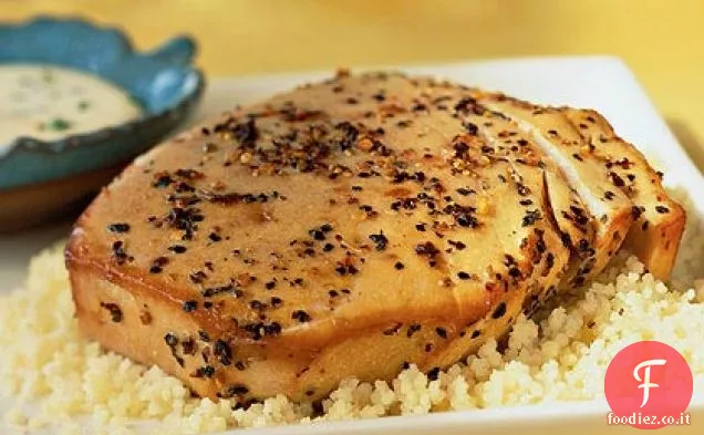 Bistecche di tonno al pepe in grani di quercia con maionese all'arancia