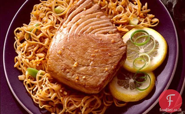 Bistecche di tonno Teriyaki con riso fritto e noodles