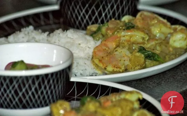 Curry verde di ispirazione tailandese con ananas e gamberi
