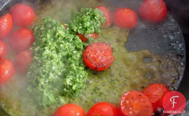 Curry verde tailandese con pomodori, spinaci e gamberetti