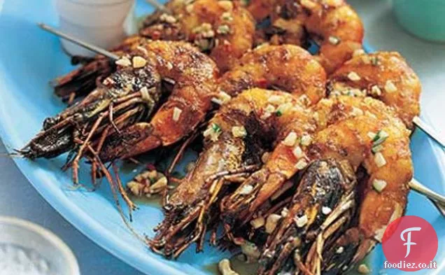 Spiedini di gamberi con salsa di arachidi