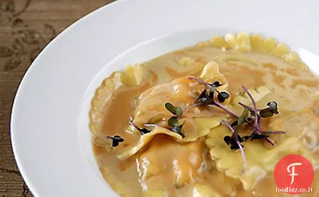 Ravioli di aragosta con brodo di aragosta e salsa di citronella e crostacei