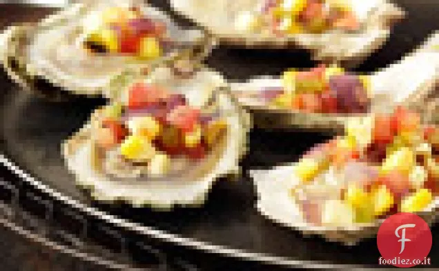 Ostriche della costa orientale alla griglia con mais Jalapeño Salsita