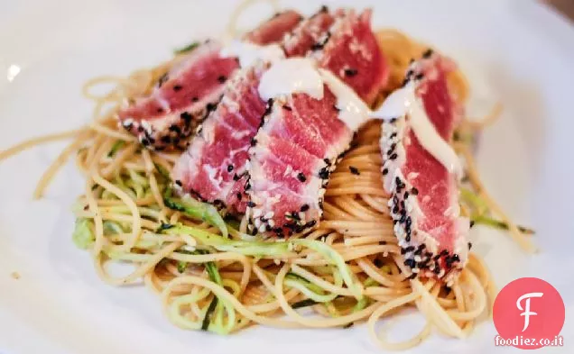 Abbandono spericolato: Tonno Ahi scottato su un letto di nastri di zucchine e pasta integrale con salsa piccante