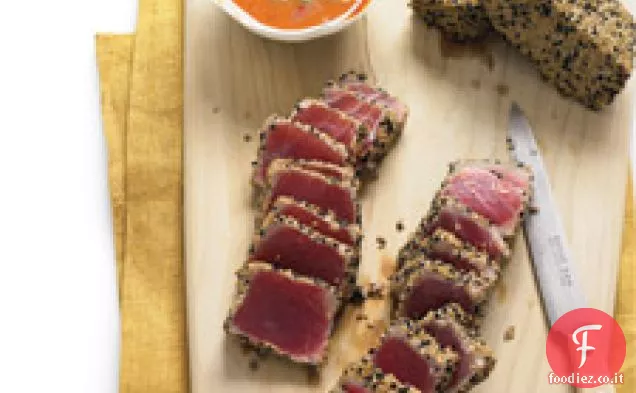 Tonno scottato al sesamo con salsa di immersione allo zenzero e carota