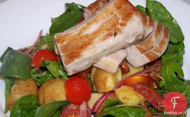 Bistecca di tonno con patate novelle calde, chorizo e insalata di pomodori