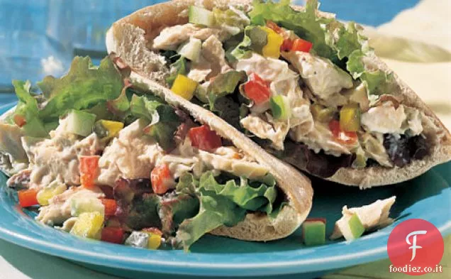 Tonno, sottaceti e panini pita di verdure tritate