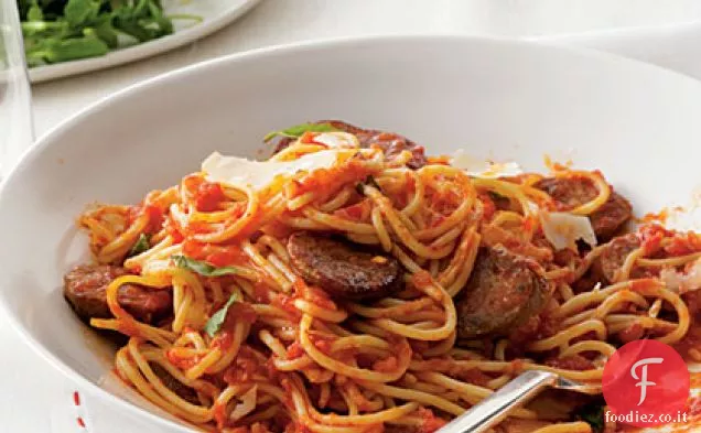 Spaghetti con salsiccia e salsa di pomodoro semplice