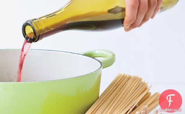 Spaghetti al Vino Rosso con Noci e Prezzemolo