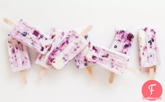 Ghiaccioli di yogurt al miele e frutti di bosco arrostiti