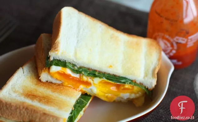 Panino all'uovo fritto con Sriracha