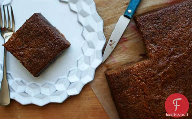 Una torta budino di miele, cannella e prugne