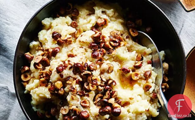 Purè di patate al burro e nocciole rosolate